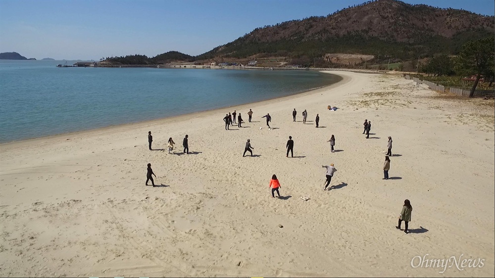  '섬마을 인생학교' 참가자들이 3일 오전 전남 신안군 도초도 시목해변에서 발야구를 하며 즐거운 시간을 보내고 있다.