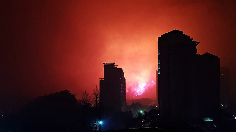 고성산불 고성에서 4일 오후 7시 17분 발생한 산불이 속초 시내 동명동 고층아파트 사이로 불길을 하늘 높이 치솟아 오르고 있다.