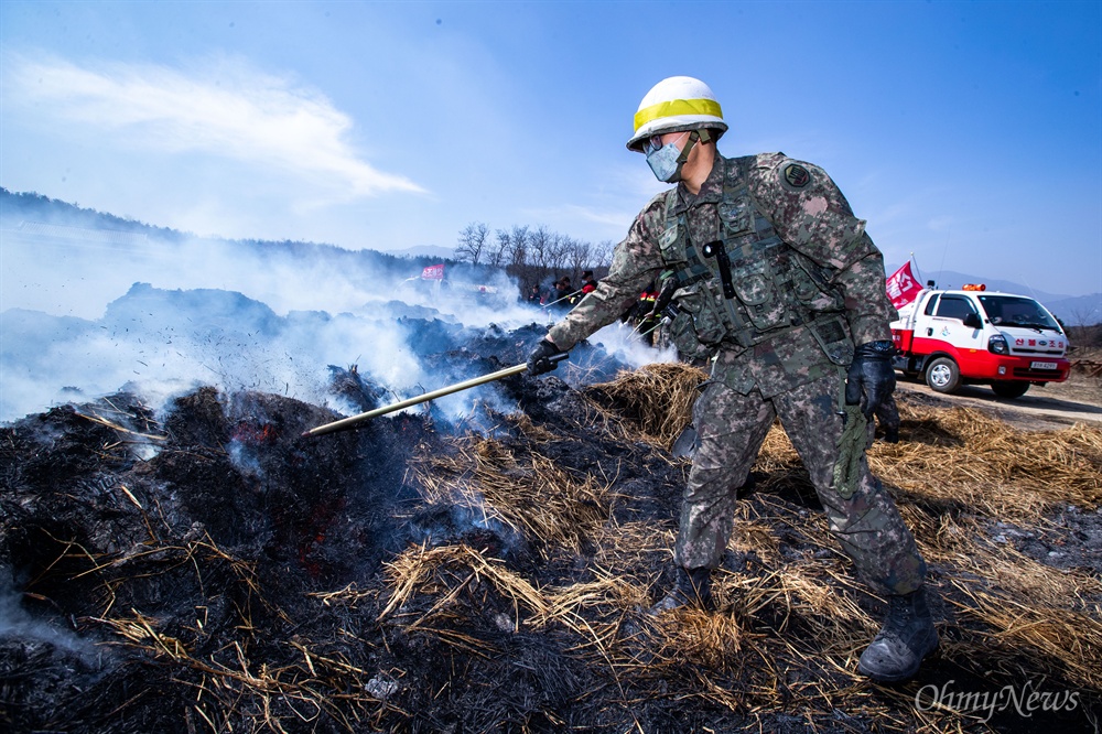  5일 오전 강원도 고성군 성천리 일대가 전날 강원도 고성에서 시작된 산불의 잔불을 군병력이 투입되어 진화를 하고 있다.