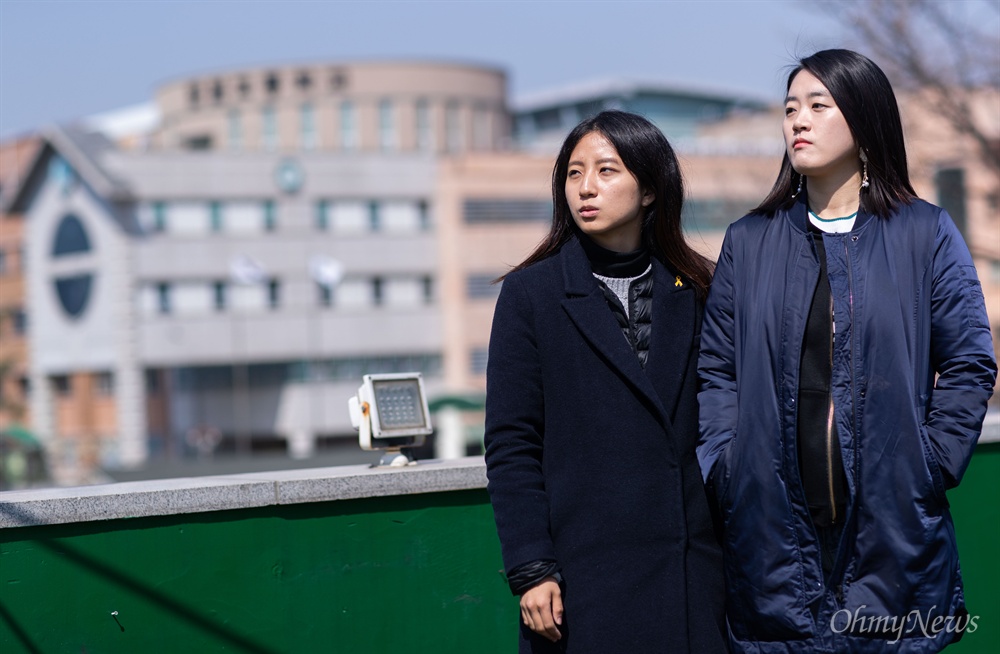  세월호 희생자 단원고 윤민이 언니 최윤아씨(오른쪽)와 성호 누나 박보나씨