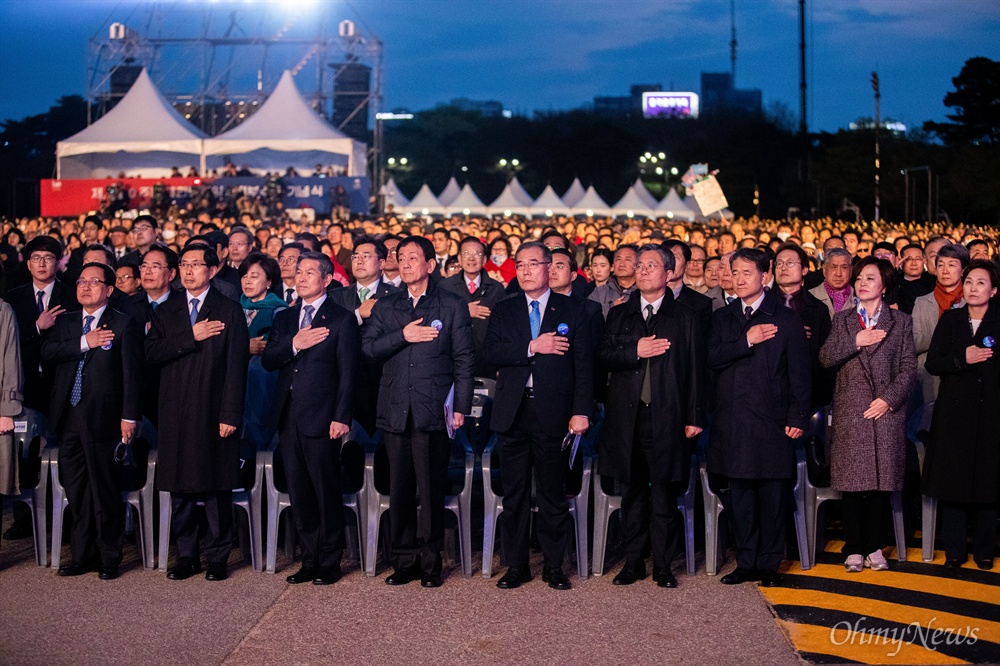  정부 각 부처 장관들이 11일 오후 서울 여의도 공원에서 열린 제 100주년 대한민국 임시정부수립 기념식에 참석해 국민의례를 하고 있다. 