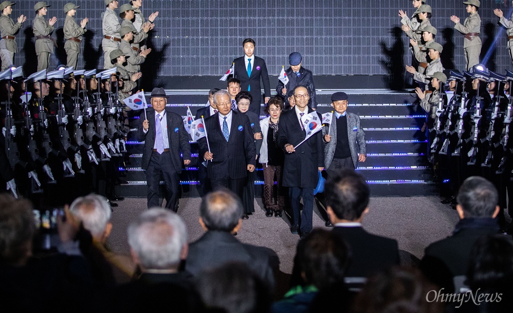  11일 오후 서울 여의도공원에서 열린 제 100주년 대한민국 임시정부수립 기념식에서 임시정부 요원들의 후손이 무대에서 환영을 받고 있다.
