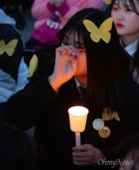  세월호참사 5주기 기억문화제가 13일 오후 서울 광화문광장에서 열린 가운데, 참사 당시 상황을 다룬 다큐영화 '부재의 기억'을 보며 참가자들이 눈물을 흘리고 있다.