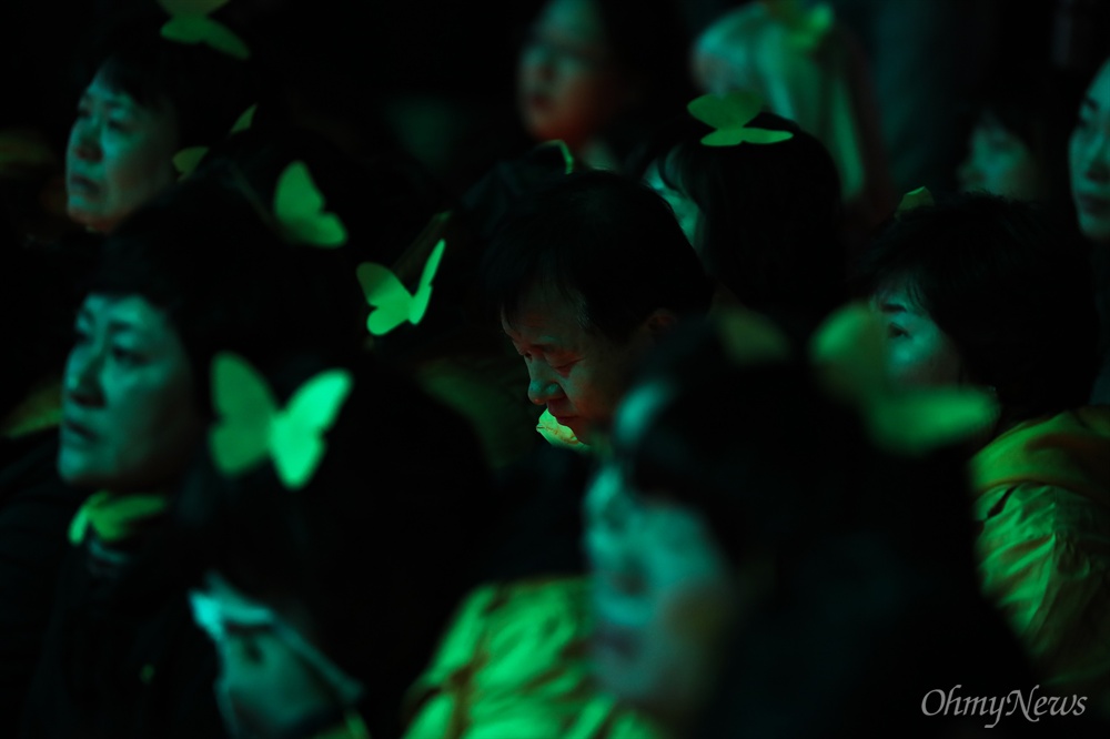  세월호 5주기를 앞둔 13일 오후 서울 광화문 광장에서 열린 세월호참사 5주기 기억문화제에서 공연을 보던 한 유가족이 고개를 떨구고 있다.