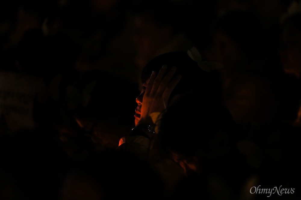  세월호 5주기를 앞둔 13일 오후 서울 광화문 광장에서 열린 세월호참사 5주기 기억문화제에서 공연을 보던 한 유가족이 눈물을 훔치고 있다.