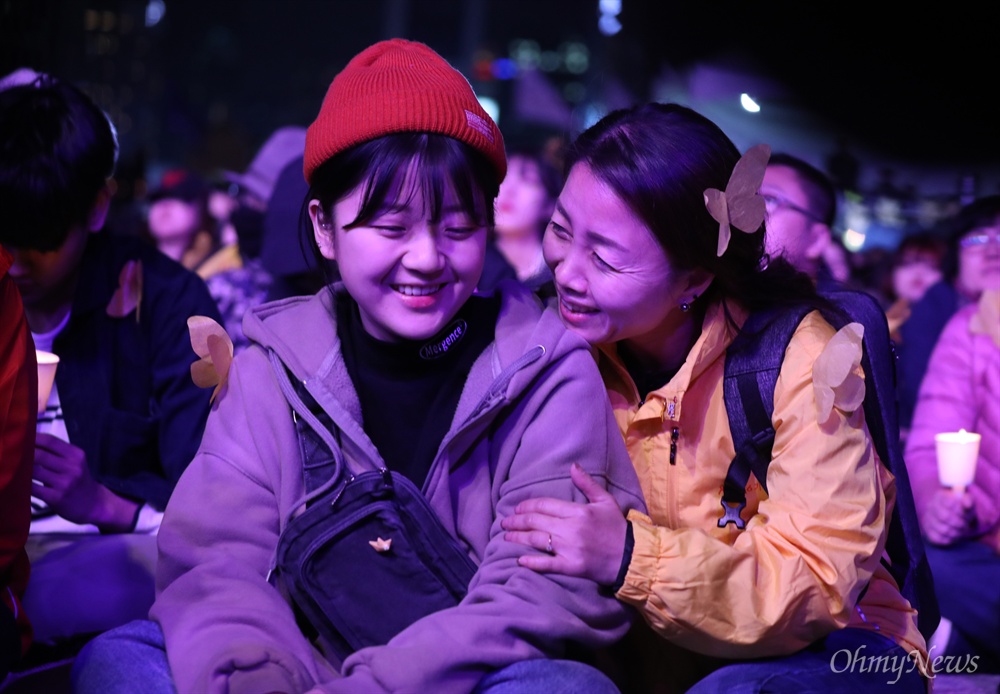  세월호 5주기를 앞둔 13일 오후 서울 광화문 광장에서 열린 세월호참사 5주기 기억문화제에 참석한 유가족이 미소를 짓고 있다. 