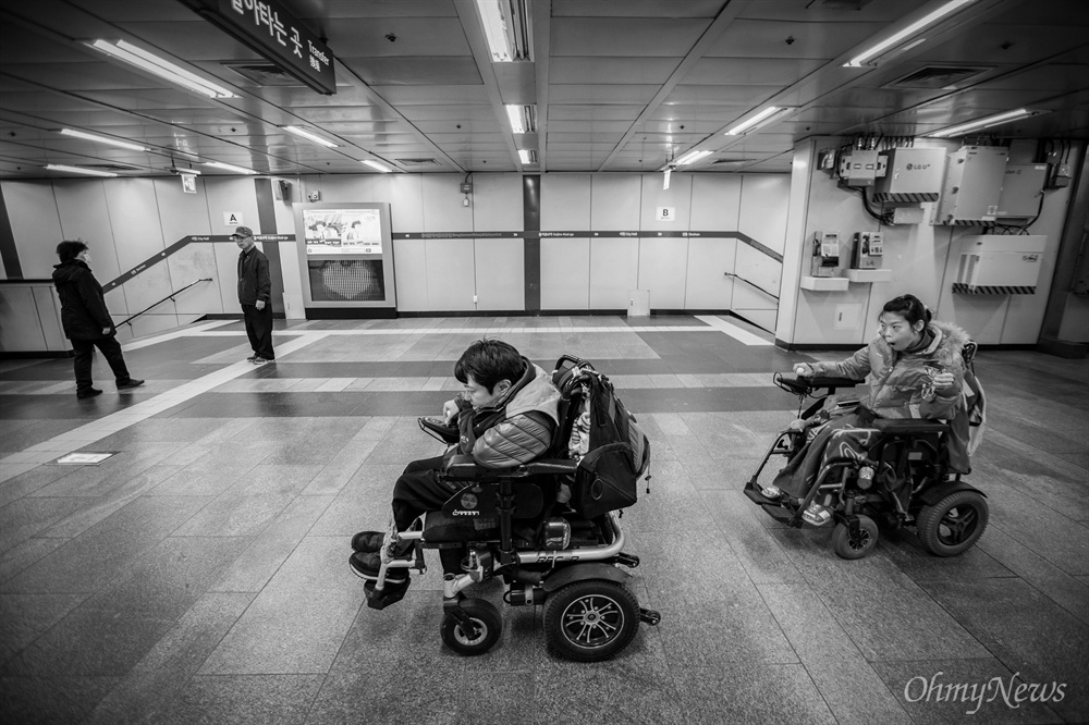 상우씨와 성은씨는 장애인 인권 운동 활동가로도 활동 중이다.  두 사람이 함께 일정을 마치고 집으로 가는  지하철을 타기 위해 승강장으로 이동하고 있다.