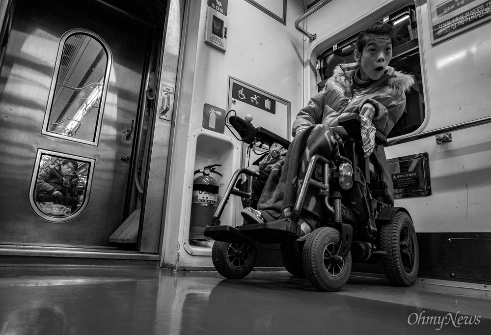  성은씨와 상우씨는 지하철을 타면 주로 떨어져 탑승한다. 전동 휠체어 부피가 커 함께 타는일은 여간 쉬운일이 아니다. 짧지 않은 이동시간은 '강제 이별'로 각자의 시간을 보낸다.