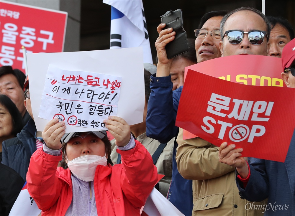 '국민은 속았다' 손수 만든 피켓 자유한국당은 20일 오후 서울 광화문 세종문화회관 앞에서 당원과 지지자 1만여명이 참석한 가운데 문재인 정권의 인사 실패와 국정 운영을 규탄하는 장외집회를 열었다. '문재인 STOP, 국민이 심판합니다'라는 이름을 붙인 이번 집회에는 전국 253개 당협이 총동원됐다. 