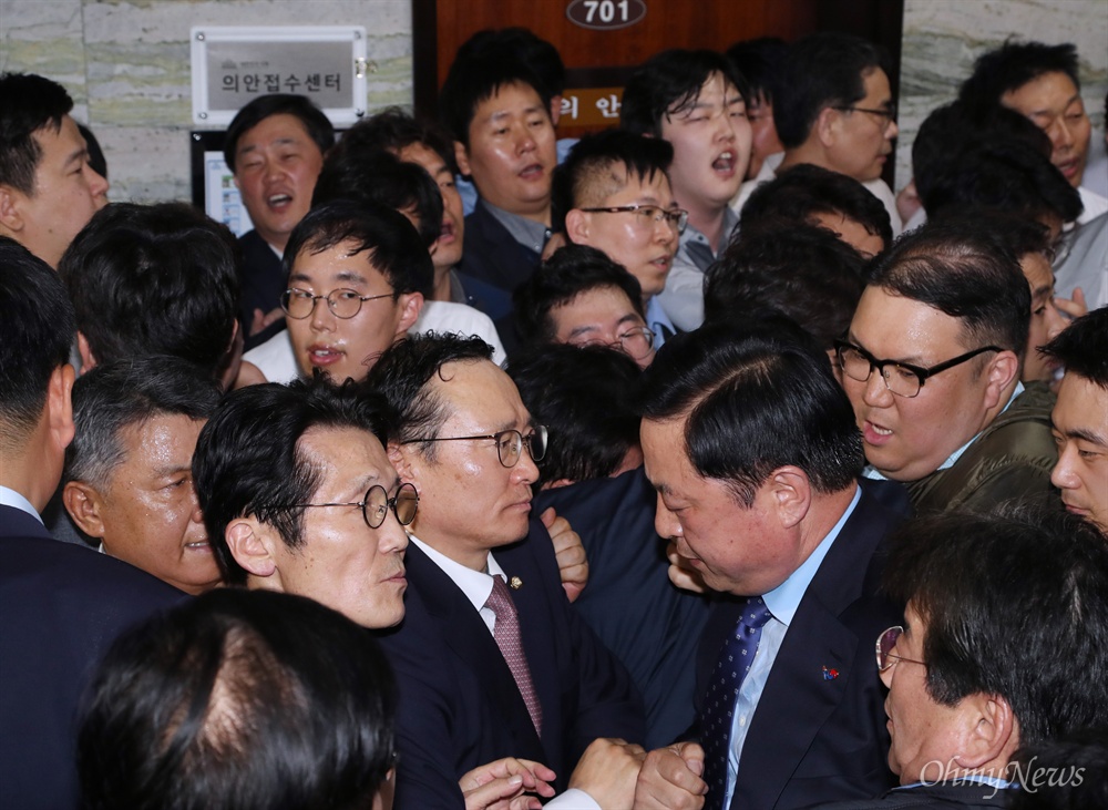 한국당에 가로막힌 홍영표-윤소하 더불어민주당 홍영표 원내대표와 정의당 윤소하 원내대표가 26일 새벽 경호권이 발동된 국회 본관 의안과 앞에서 자유한국당 의원들에게 가로막혀 이동하지 못하고 있다.  