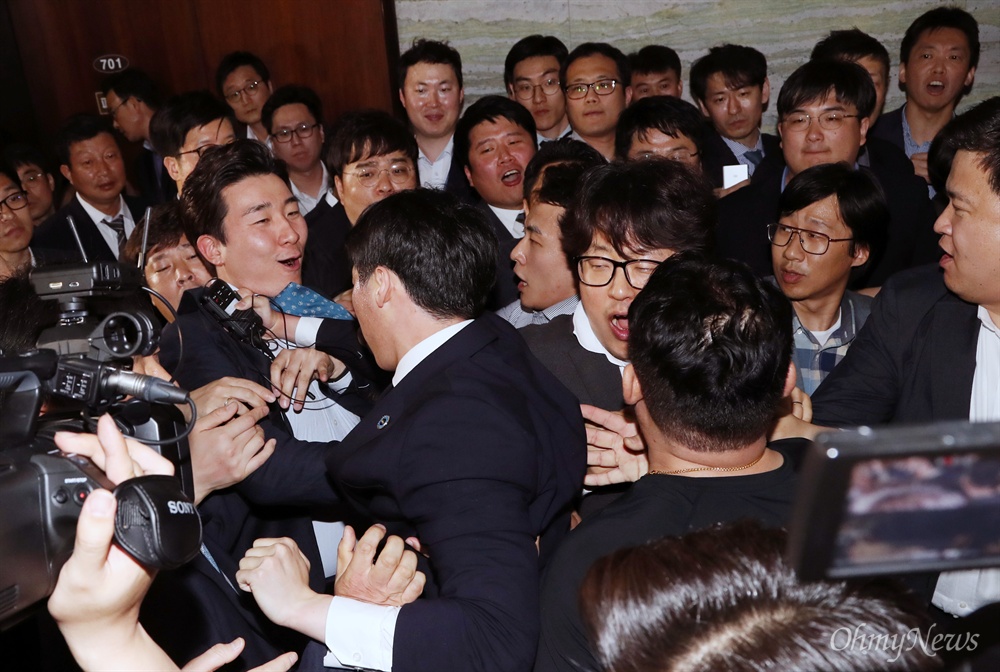 국회 경위 끌어내는 한국당 26일 새벽 경호권이 발동된 국회 본관 의안과 앞에 국회 경위들이 도착하자, 자유한국당 의원 보좌진 및 당직자들이 이들을 한 명씩 끌어내고 있다. 