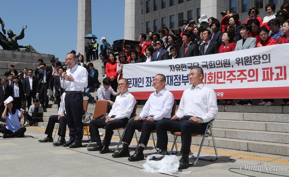 단체삭발한 한국당 의원들 자유한국당 좌파독재저지특별위원회 위원장을 맡고 있는 김태흠 의원 등이 2일 오전 서울 여의도 국회 본관 앞 계단에서 여야4당의 패스트트랙 지정 강행에 항의하는 단체 삭발을 한 뒤 규탄사를 하고 있다. 오른쪽부터 윤영석, 이장우, 김태흠, 성일종 의원. 