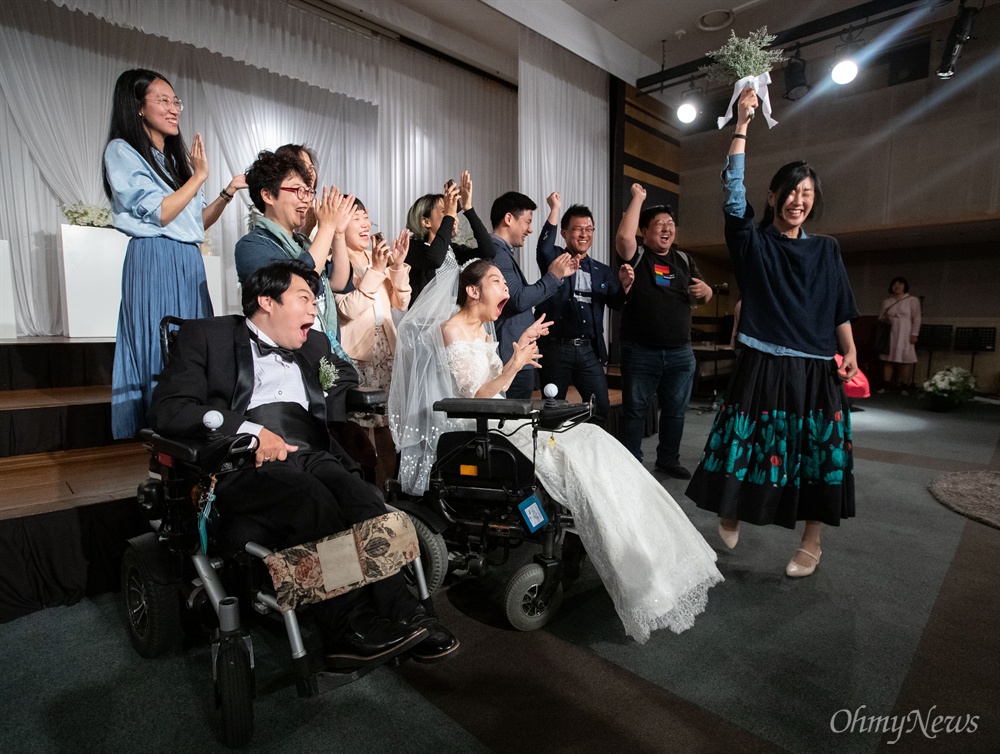 영은씨가 던진 부케는 장애인 인권 활동가 여준민씨가 받았다. 