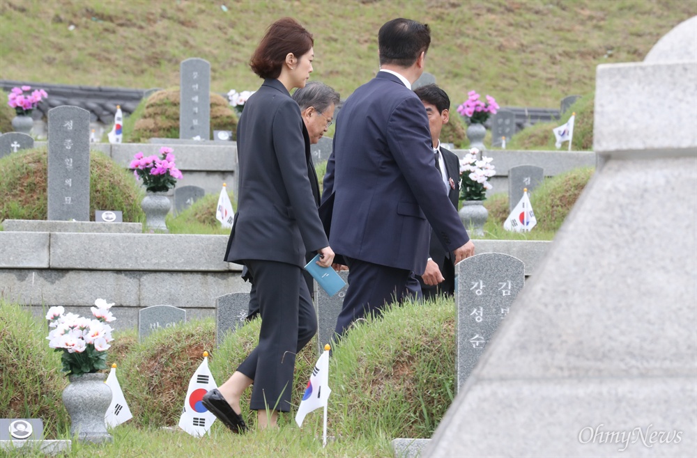 5.18 희생자 묘역 찾은 문 대통령 문재인 대통령이 18일 오전 광주 북구 국립5·18민주묘지에서 열린 제39주년 5·18민주화운동 기념식에 참석한 후 희생자 묘역을 둘러보고 있다. 