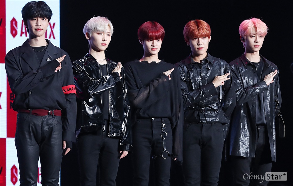 AB6IX, 드디어 데뷔! AB6IX(에이비식스. 이대휘, 박우진, 임영민, 김동현, 전웅)가 22일 오후 서울 방이동 올림픽공원 올림픽홀에서 열린 첫 번째 미니앨범 < B:COMPLETE > 데뷔 쇼케이스에서 포토타임을 갖고 있다. 5명의 멤버와 팬덤으로 완전해지는 'ABSOLUTE SIX'와 초월적 결합을 의미하는 'ABOVE BRANDNEW SIX'의 약자인 AB6IX는 워너원의 박우진과 이대휘, MXM의 임영민과 김동현 그리고 뉴페이스 전웅으로 구성된 보이그룹이다.