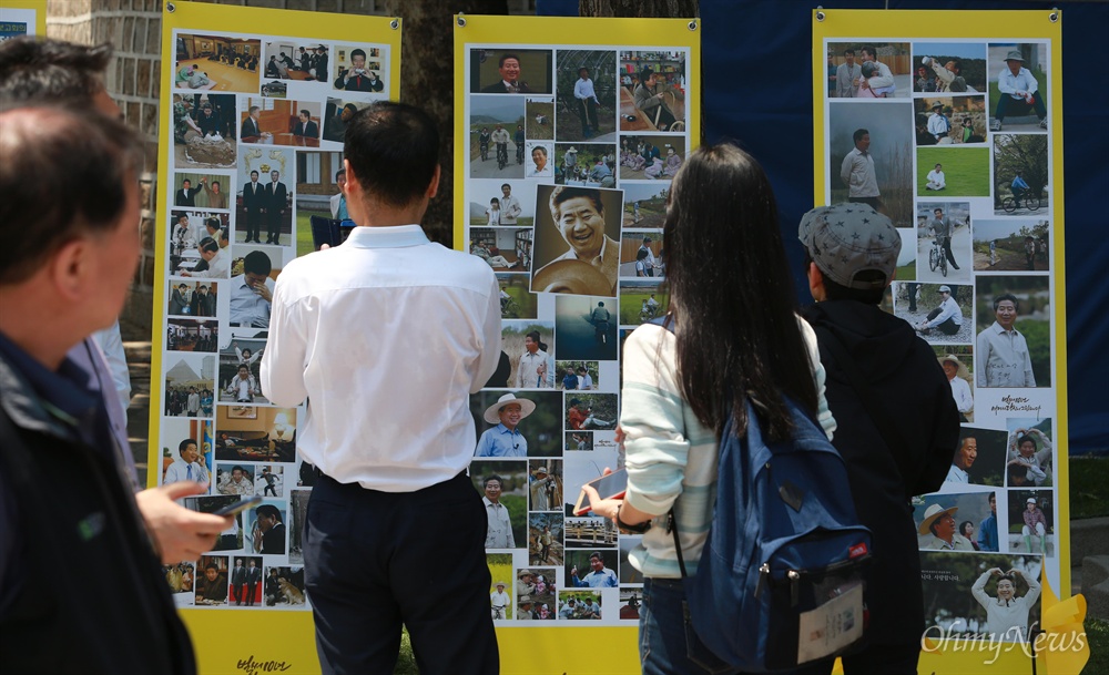 '벌써 10년, 여전히 당신이 그립다' 노무현 대통령 서거 10주기인 23일 오전 서울 덕수궁 대한문앞에 마련된 시민분향소에서 시민들이 고인의 생전 모습이 담긴 사진을 살펴보고 있다.