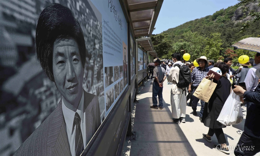 노무현 대통령 10주기 추도식장 향하는 시민들 노무현 대통령 10주기인 23일 오후 경남 김해시 진영읍 봉하마을에서 열리는 10주기 추도식에 참석하기 위해 많은 시민들이 입장하고 있다.