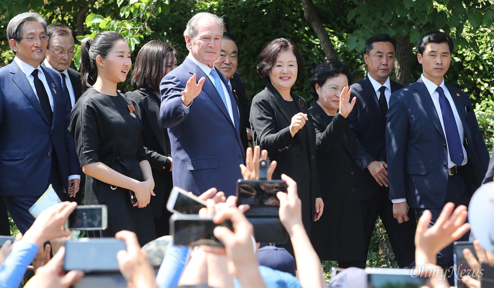 조지 부시, 노무현 대통령 추도식 참석 조지 부시 전 미국대통령이 23일 오후 경남 김해시 봉하마을에서 열리는 '고 노무현 대통령 10주기 추도식'에 참석하기 위해 노무현 대통령 손녀 노서은양(부시 왼쪽), 김정숙 여사, 권양숙 여사와 함께 추도식장으로 이동하고 있다.