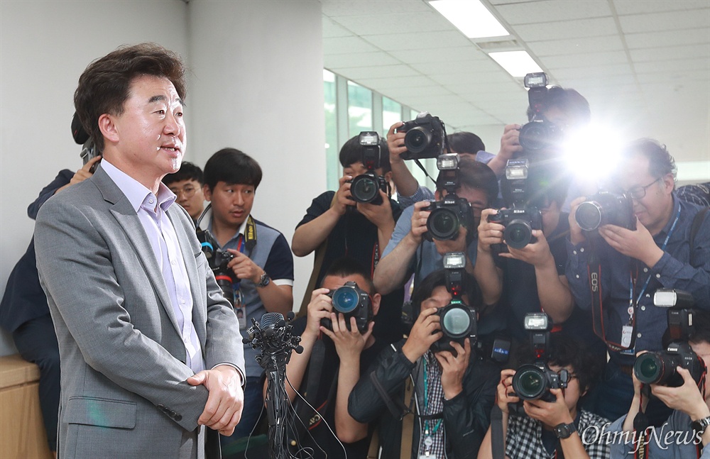 헝가리 유람선 사고, 참좋은여행사 브리핑 한국인 관광객들이 탑승한 헝가리 부다페스트 다뉴브강 유람선 침몰사고가 발생한 가운데 30일 오전 서울 중구 참좋은여행사에서 이상무 전무이사가 브리핑을 하고 있다.