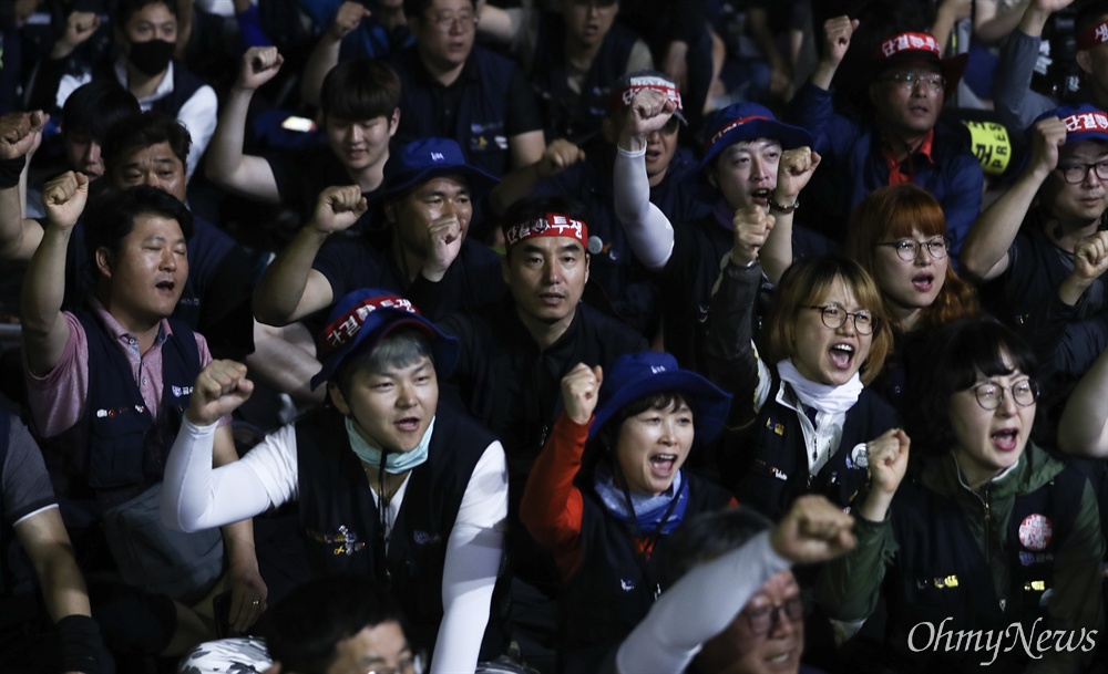  30일 오후 울산 동구 한마음회관 광장에서 울산시민과 민주노총 울산본부 조합원 등이 참석해 ‘법인분할 저지 문화제’가 열리고 있다. 