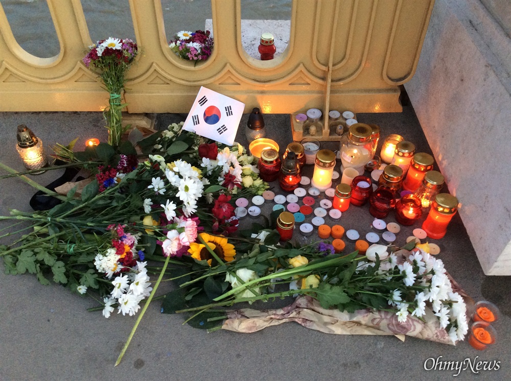  유람선 침몰 사고가 발생한 헝가리 부다페스트 다뉴브강 마가렛트 다리에 놓인 촛불과 꽃들.