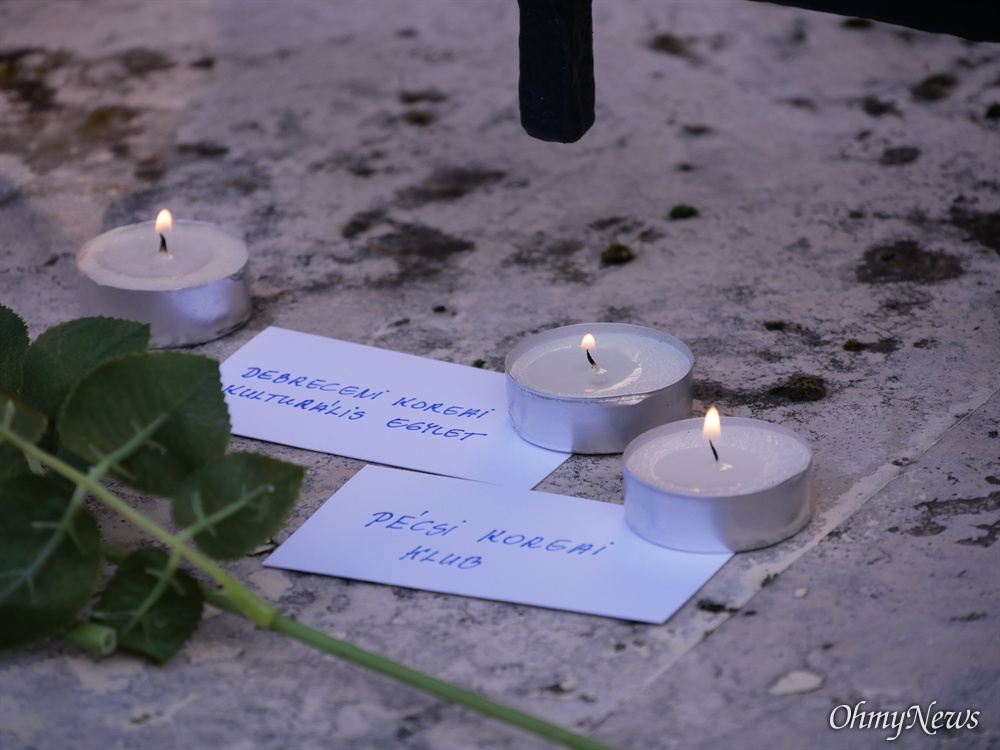  5월 31일(현지시각) 헝가리 부다페스트 한국 대사관 앞에서 다뉴브강 유람선 추모 촛불집회가 열렸다. 사람들이 놓아둔 촛불.
