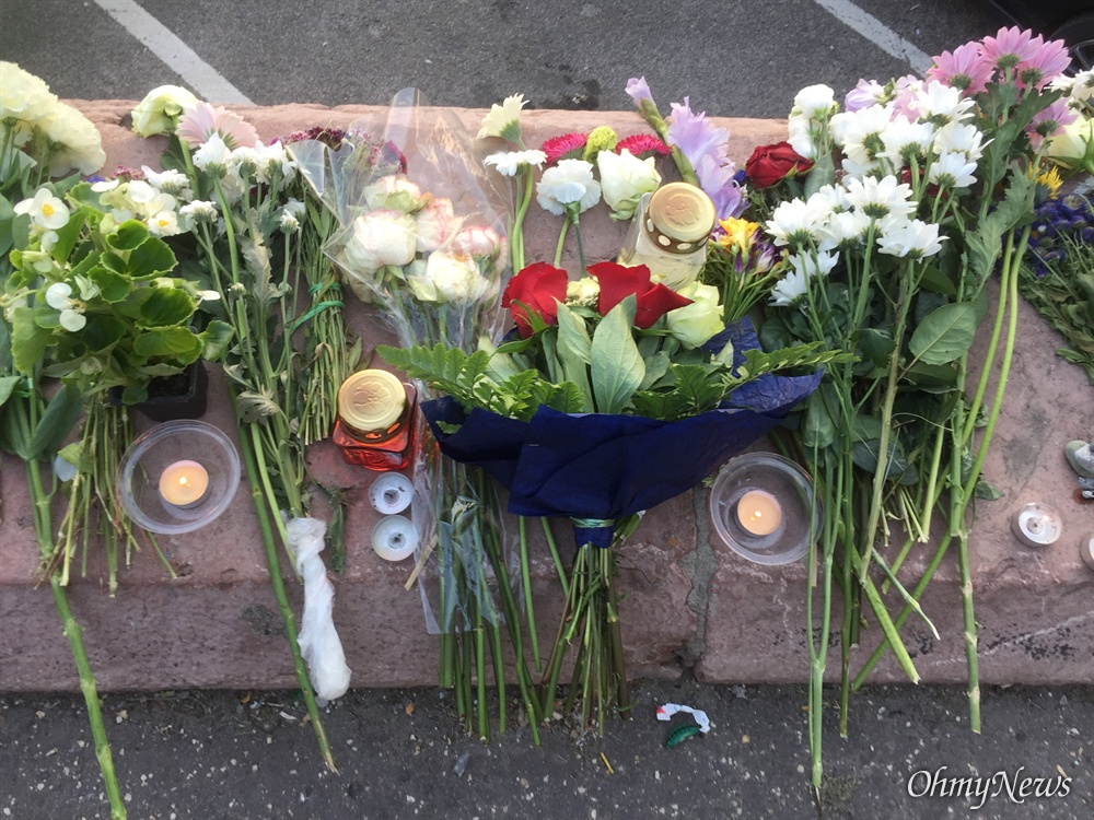  지난 5월 29일 헝가리 부다페스트에서 일어난 유람선 침몰 사고 희생자들을 추모하는 꽃과 글. 
