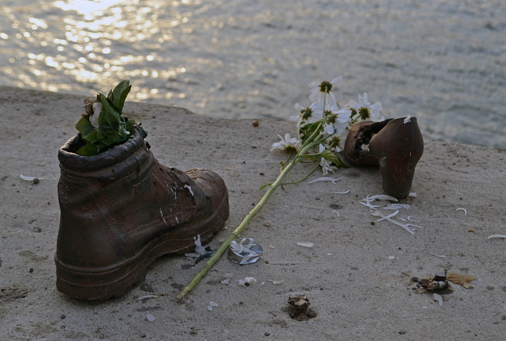  나치에 의해 다뉴브 강에서 죽어간 유태인들을 기리는 작품 '다뉴브 강가의 신발들'.