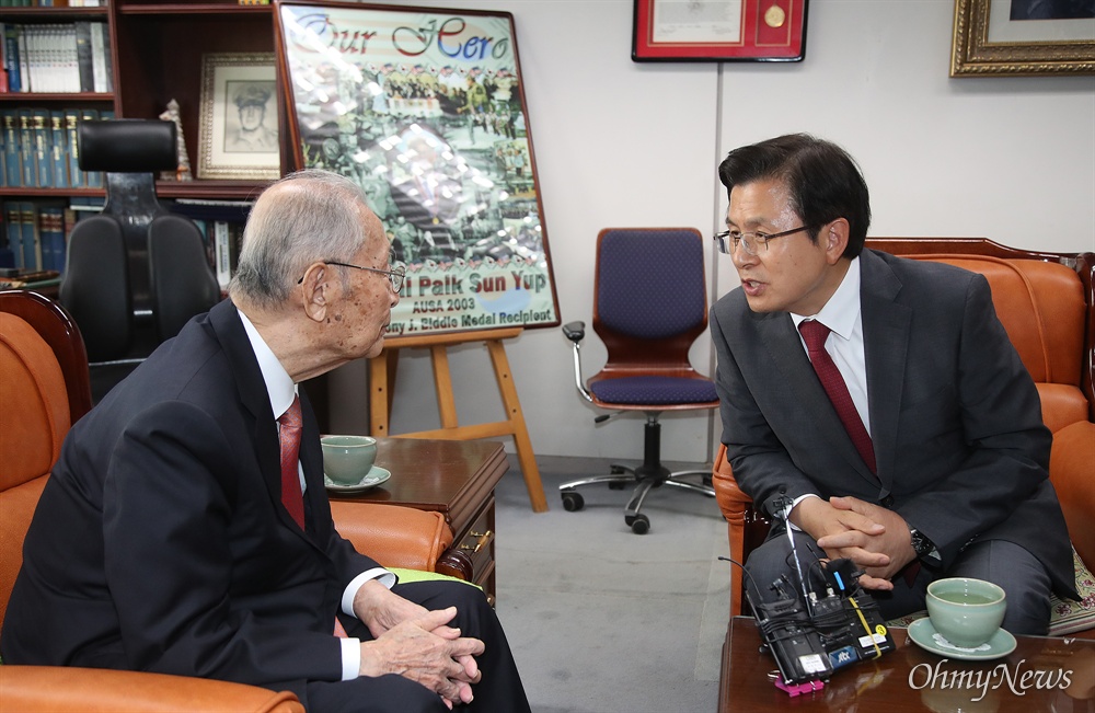 간도특설대 출신 백선엽 만나 '김원봉' 얘기 꺼낸 황교안 황교안 자유한국당 대표가 10일 오후 서울 용산구 전쟁기념관 군사편찬연구 자문위원장실에서 백선엽 예비역 육군 대장을 예방했다. 이날 황 대표는 “백선엽 장군이 우리 군을 지켜주셨고 오늘에 이르게 된 점이 저희는 명백하게 구분이 되는데 6.25 남침 주범 중의 한 사람인 김원봉이 국군의 뿌리가 된 것처럼 이야기되는 것이 안타깝다”고 말했다. 백선엽은 만주국(일제가 세운 괴뢰국)의 봉천군관학교를 졸업하고 독립군 토벌부대로 알려진 간도특설대 출신으로 '친일인명사전'에 이름이 등재되어 있다. 일부에서는 대한민국 창군 주역이며, 한국전쟁 당시 제1사단장으로 공을 세운 '전쟁 영웅'이라고 추앙하기도 한다.