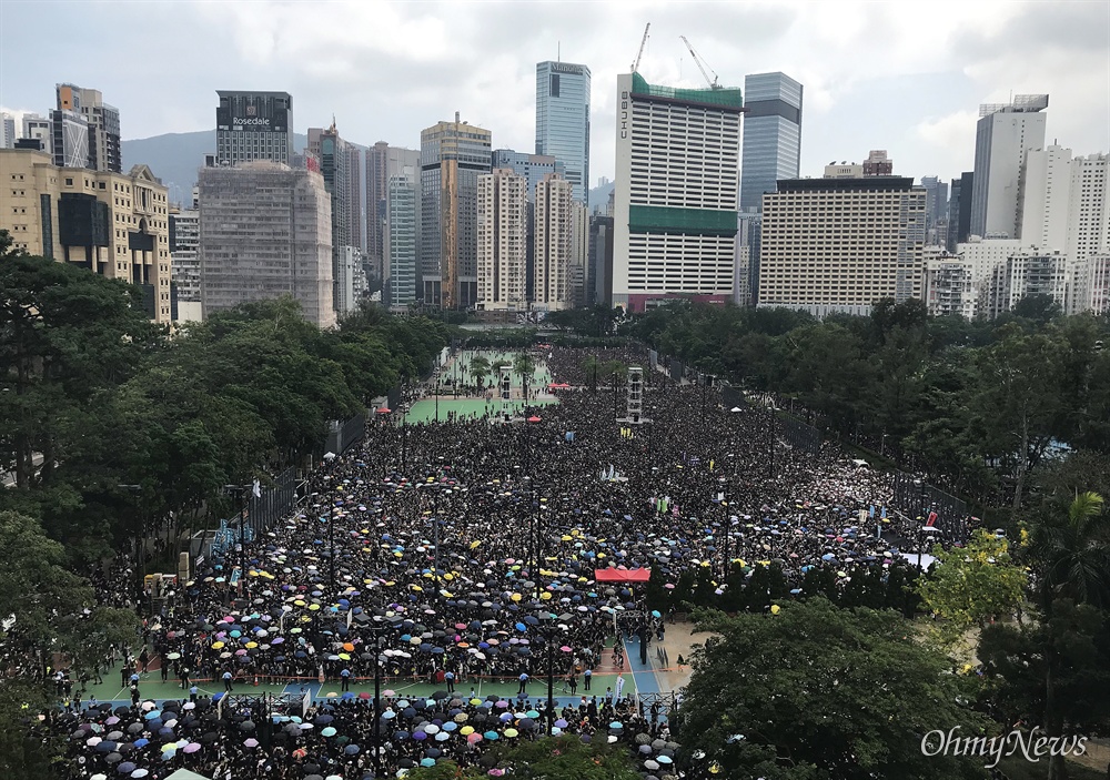 '송환법 철폐' 홍콩시민 검은 대행진 16일 오후 빅토리아 파크에 홍콩 시민들이 검은 옷을 입고 '송환법 철폐' 요구하며 집결하고 있다. 이날 주최측은 200만명이 참여했다고 주장했다.