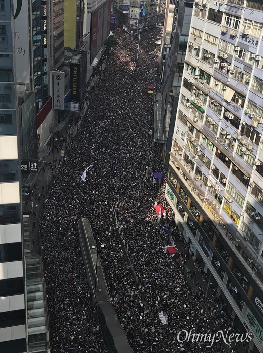 '송환법 철폐' 홍콩시민 검은 대행진 16일 오후 빅토리아 파크에 모인 홍콩 시민들이 검은 옷을 입고 '송환법 철폐' 요구 대행진을 벌이고 있다. 이날 주최측은 200만명이 참여했다고 주장했다.