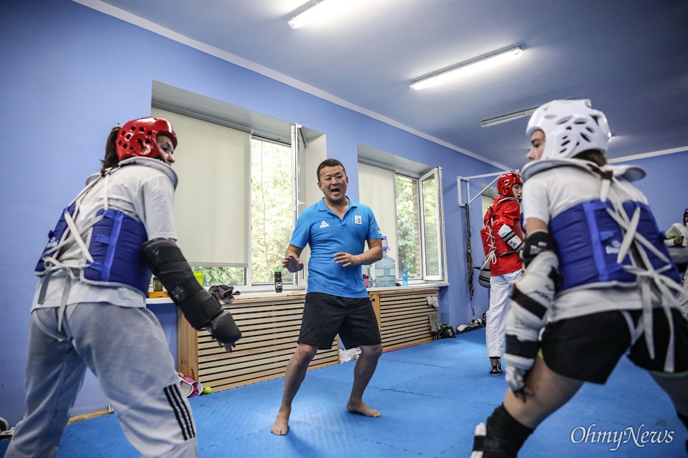  우크라이나 태권도 선수들의 연습 장면을 지켜보는 알렉 남 관장.