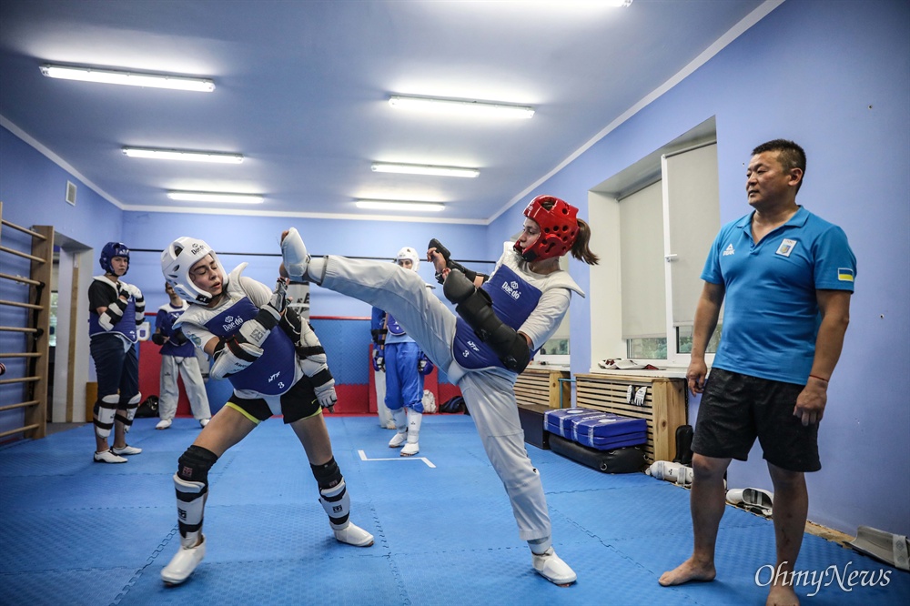  우크라이나 태권도 선수들의 연습 장면을 지켜보는 알렉 남 관장.