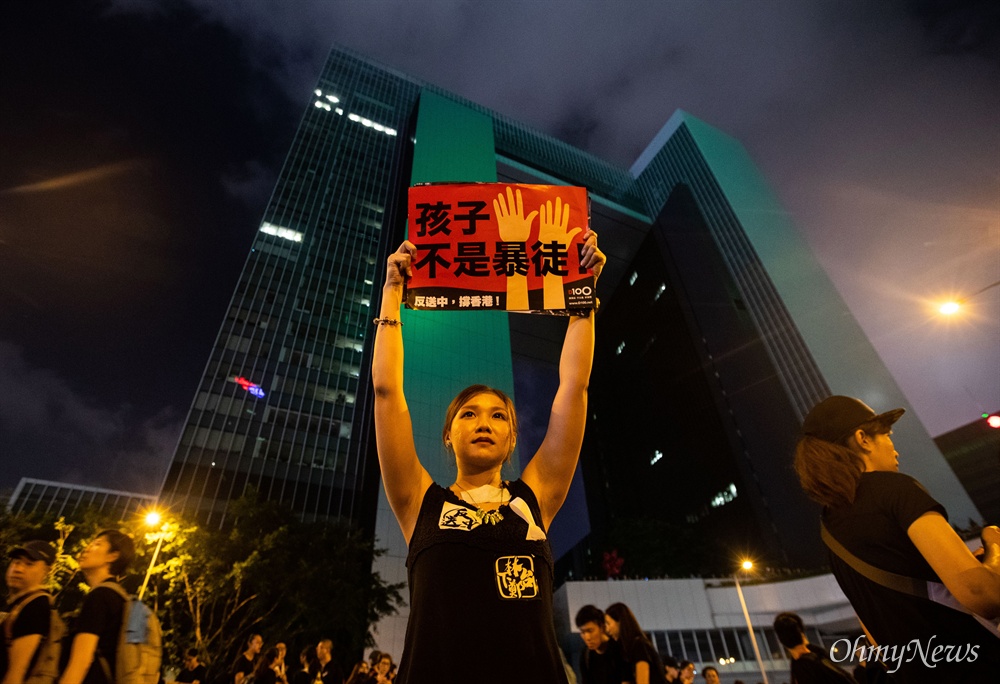  범죄인 인도법 폐지를 촉구하는 반중국 집회 ‘검은 행진’이 16일 오후 홍콩 각지에서 출발해 중앙정부를 향해 행진하고 있다.
