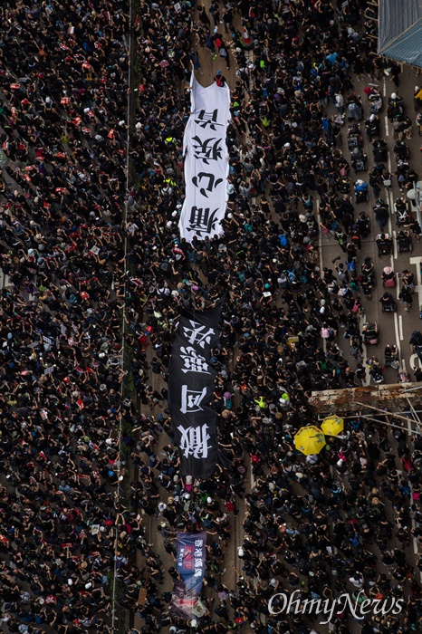  16일 오후 범죄인 인도법(일명 송환법) 폐지를 촉구하는 ‘검은 행진’에 참가한 홍콩 시민들이 중앙정부 청사를 향해 행진을 하고 있다.