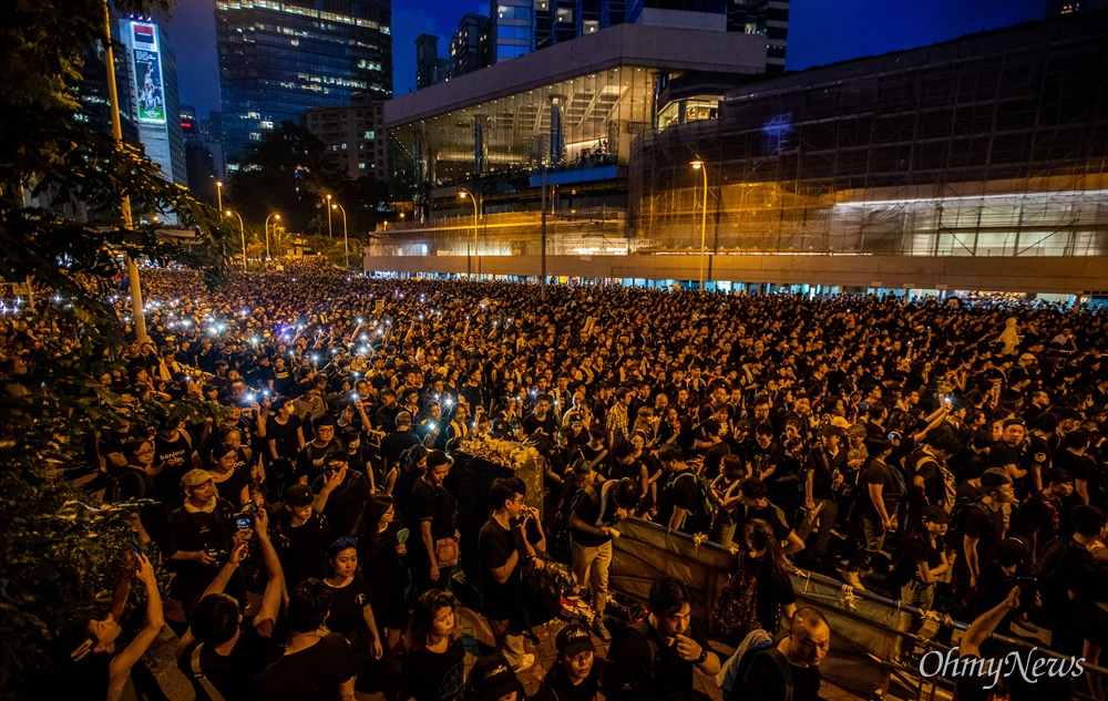 200만 '검은 행진' 16일 오후 범죄인 인도법(일명 송환법) 폐지를 촉구하는 ‘검은 행진’에 참가한 홍콩 시민들이 중앙정부 청사를 향해 행진을 하고 있다.