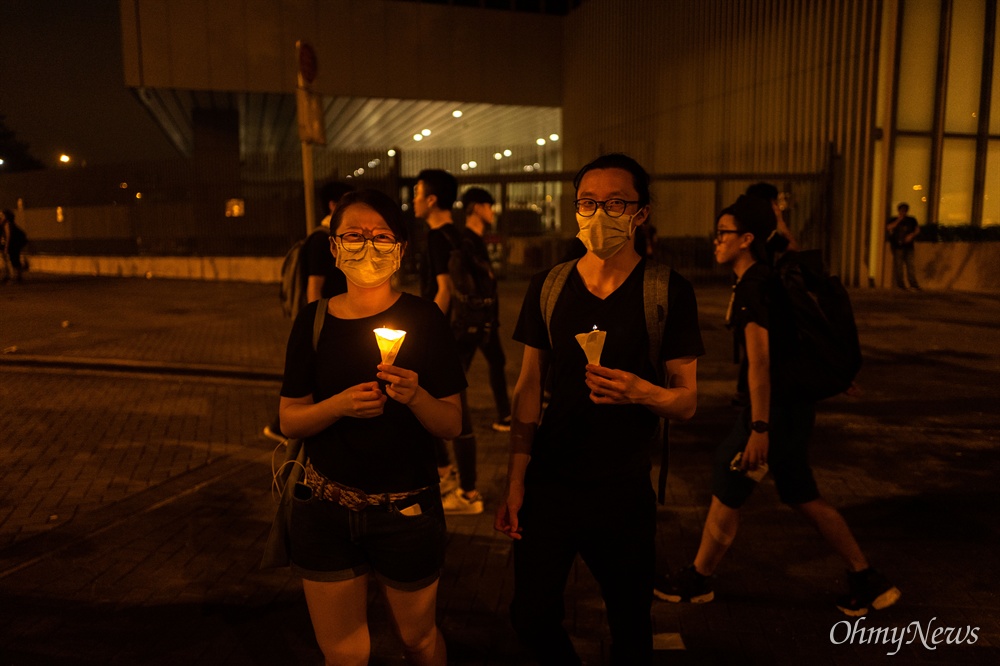  17일 오전 범죄인 인도법(일명 송환법) 폐지를 촉구하는 ‘검은 행진’에 참가한 홍콩 시민들이 행진을 마치고 중앙정부청사 주변에 촛불을 밝히고 있다.