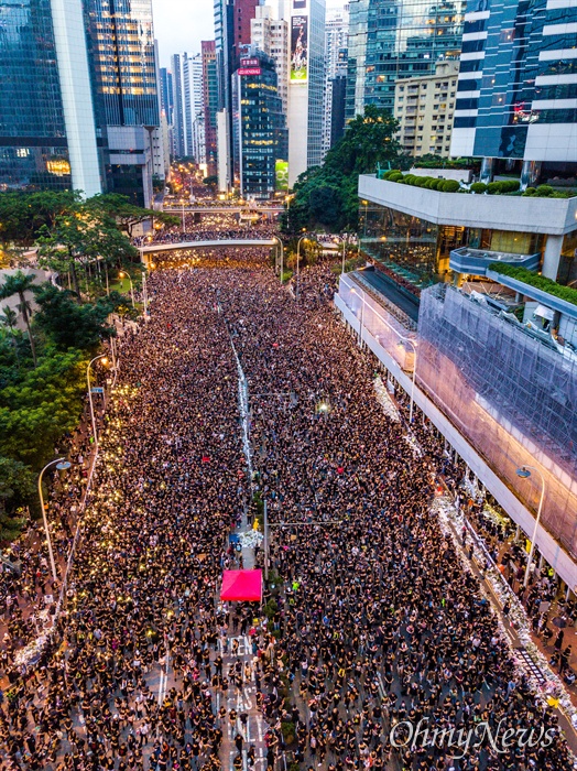  16일 오후 범죄인 인도법(일명 송환법) 폐지를 촉구하는 ‘검은 행진’에 참가한 홍콩 시민들이 중앙정부 청사를 향해 행진하며 애드미럴티역 인근을 지나고 있다. 이날 주최측 추한 참가자는 200만명이다. 