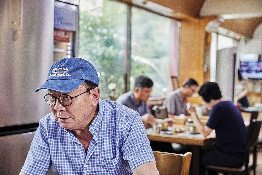  평양식 냉면은 한국전쟁 이후 서울에서 발달했지만, 인천에도 그 못지 않게 이름난 냉면집이 있다. '경인면옥'은 1944년 서울 종로에서 시작해 1946년 신포동에서 역사를 이어왔다. 오로지 소고기만으로 맛을 낸 육수는 그 맛이 담백하면서도 깊고 풍부하다.
