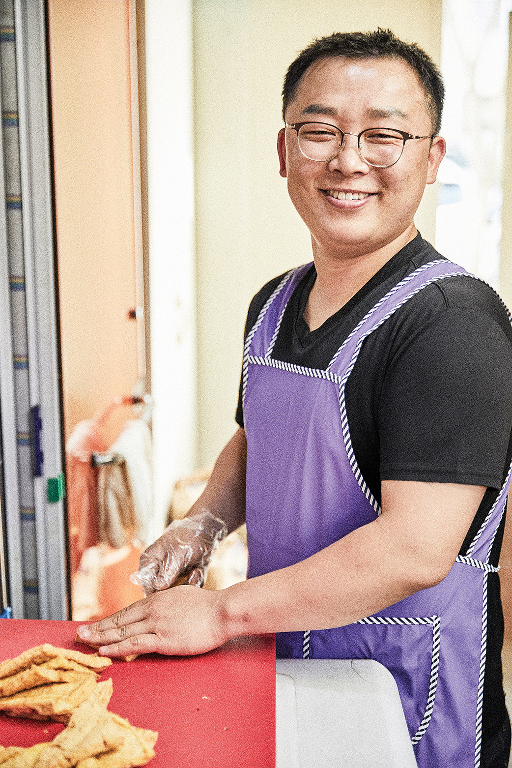  국화네 맛집. 북한에서 콩고기 밥집을 하던 형과 이제 어른이 된 동생이 제2의 고향 인천에 식당을 열었다. 새터민들 사이에서 입소문이 나 전국 각지, 멀리에서도 찾아온다. 
