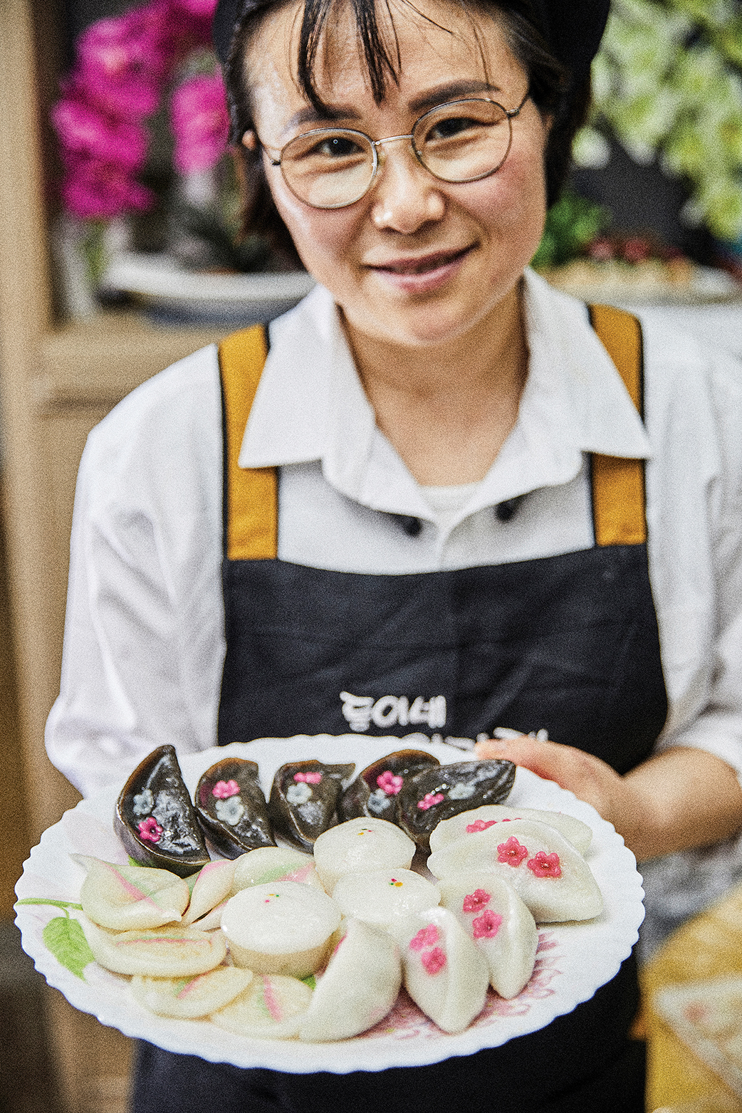  우리가 먹는 떡과 비슷하기도 다르기도 하다. 간이 삼삼하면서 손으로 만들어서 더 쫀득쫀득하다. 어린 시절에 먹던 추억의 맛이다.