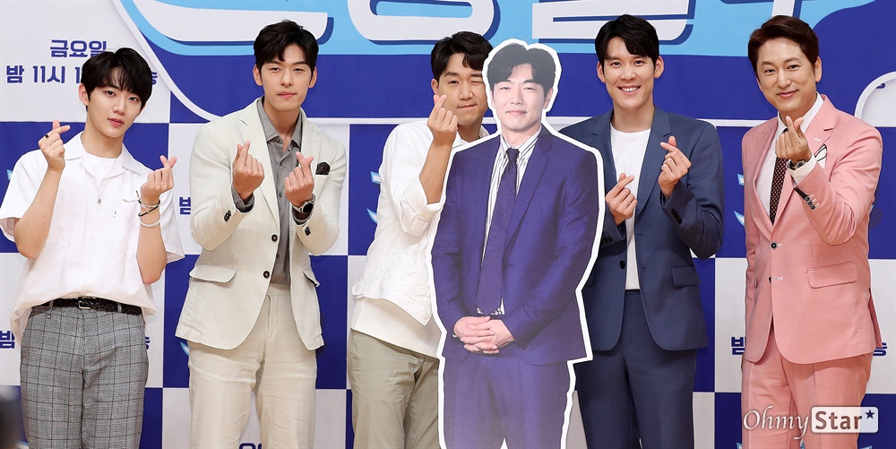 '그랑블루' 남자들이 만드는 바다! 28일 오후 서울 목동 SBS사옥에서 열린 SBS 수중 버라이어티 <그랑블루> 제작발표회에서 안형섭, 오스틴강, 최성원, 이종혁(등신대), 박태환, 한석준이 포토타임을 갖고 있다. <그랑블루>는 마린보이 박태환과 다섯 남자들이 필리핀 바다에서 스쿠버다이빙을 하고 수중생태를 지키는 수중 버라이어티 프로그램이다. 28일 금요일 오후 11시 10분 첫 방송.