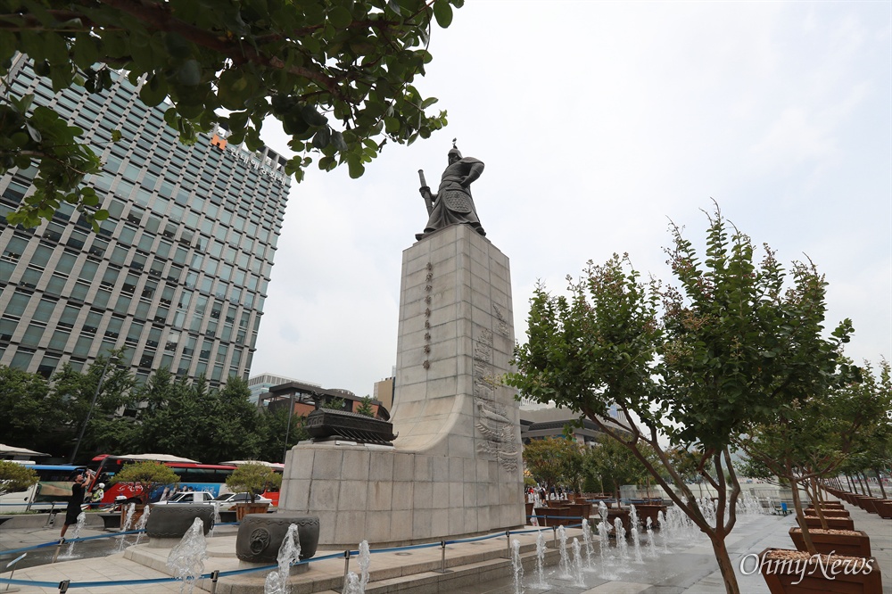  이순신 장군 동상 주변 바닥분수에서 물이 솟아 오르고 있다.