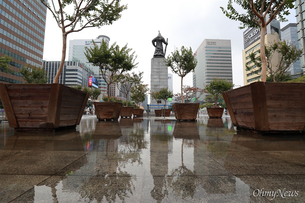  우리공화당이 떠난 뒤 광화문광장 바닥 분수를 재가동하고 있다.