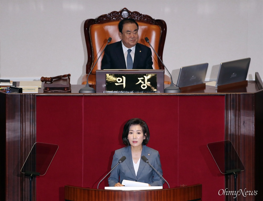 국회 본회의장에 선 나경원 자유한국당 나경원 원내대표가 4일 오전 국회 본회의에서 교섭단체 대표연설을 하고 있다. 