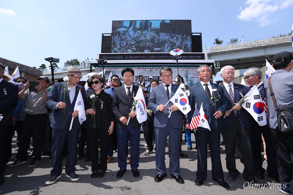  6일 오후 서울역 광장 앞에서 우리공화당 총동원령이 내려진 가운데 제 132차 태극기 집회가 열렸다.