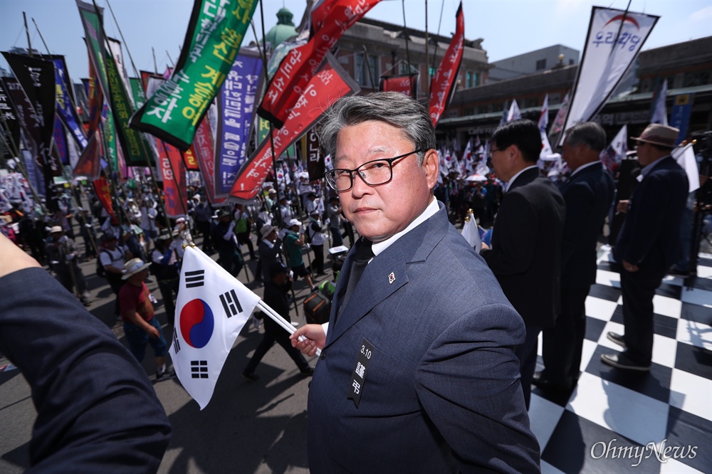  6일 오후 서울역 광장 앞에서 우리공화당 총동원령이 내려진 가운데 제 132차 태극기 집회가 열렸다.