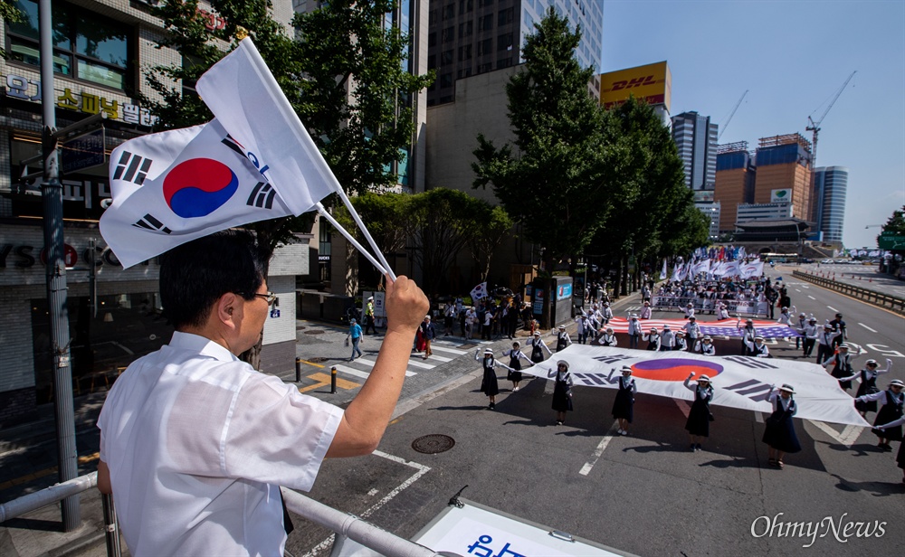  우리공화당 조원진, 홍문종 공동대표와 당원들이 6일 오후 서울 광화문광장에서 2차 태극기 집회를 열고 있다. 