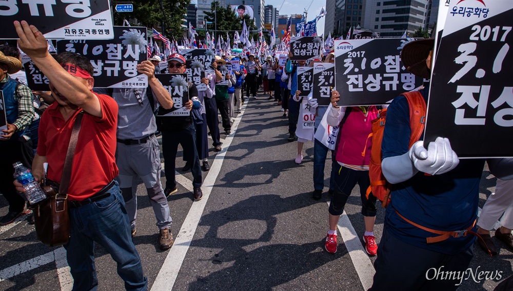  우리공화당 조원진 공동대표와 당원들이 6일 오후 서울역 광장에서 태극기 집회를 마치고 광화문 광장을 향해 행진하고 있다.