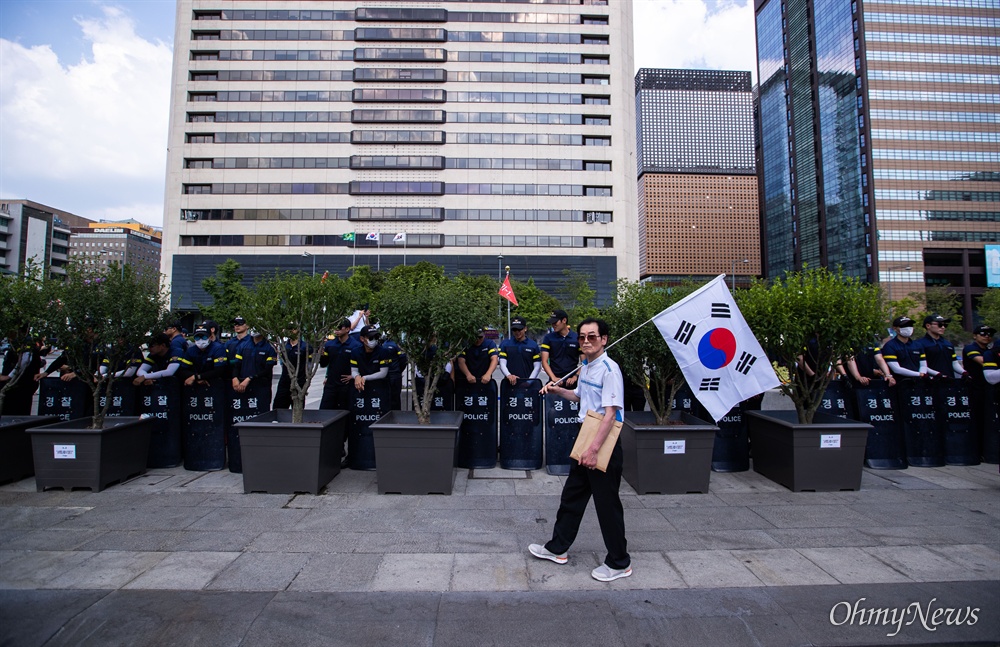  우리공화당 조원진, 홍문종 공동대표와 당원들이 6일 오후 서울 광화문광장에서 2차 태극기 집회를 열고 천막 설치를 예고해 경찰이 방패를 들고 자리를 지키고 있다.  